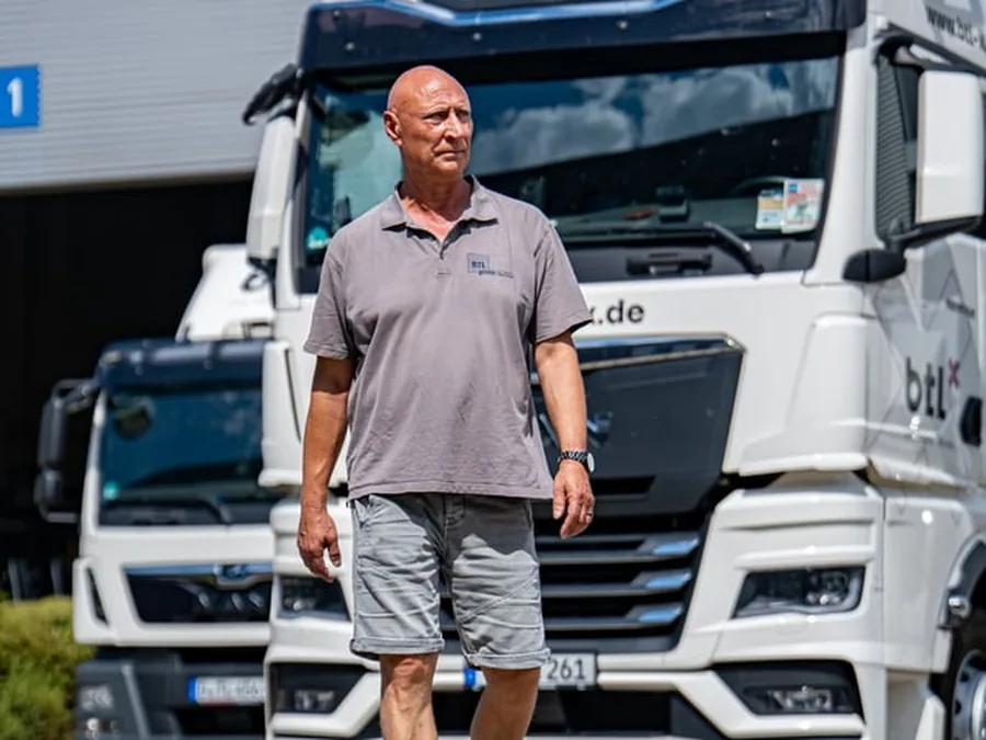 BTL Fahrer auf dem Betriebsgel&auml;nde