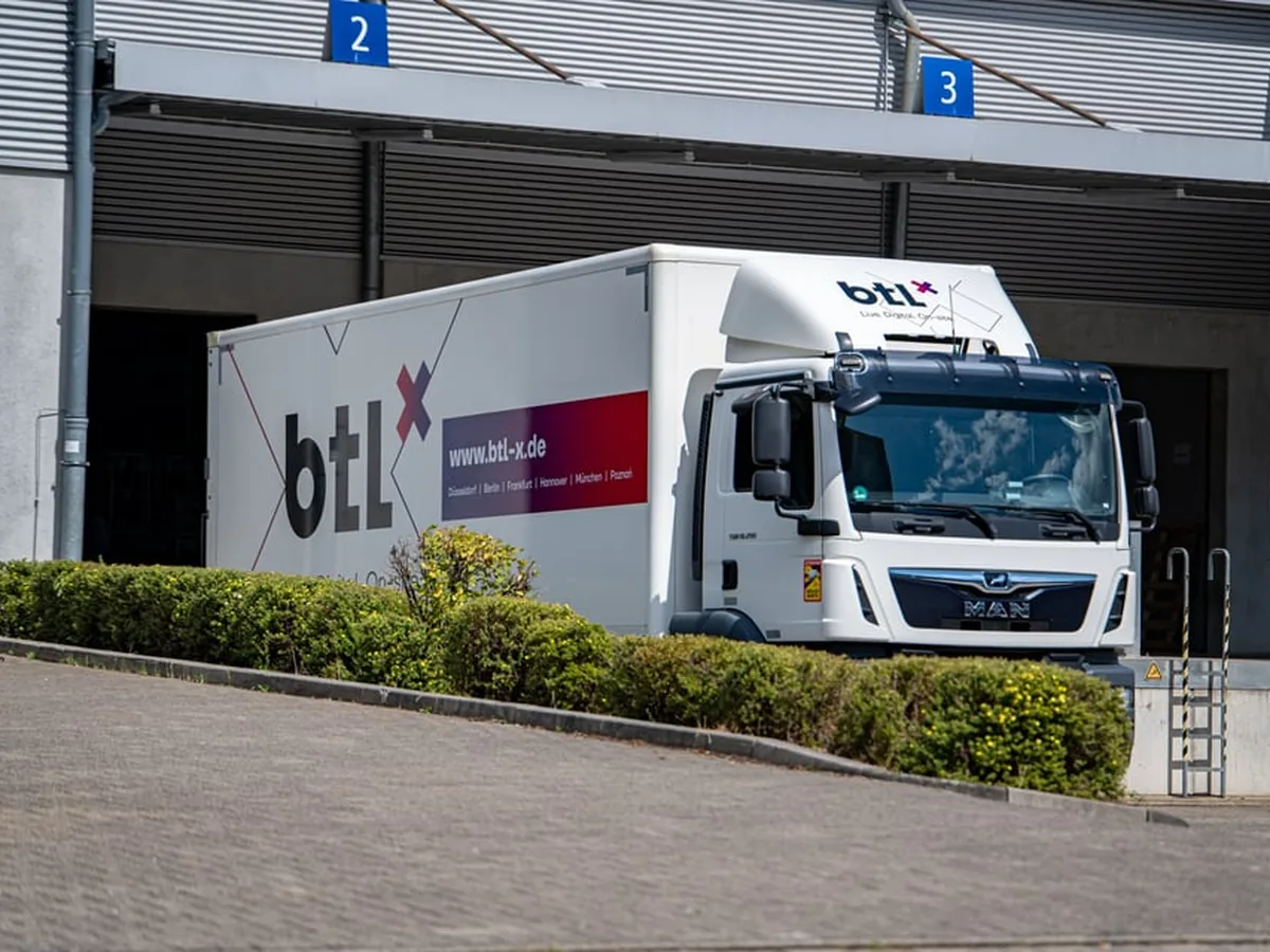 BTL Fuhrpark vor dem Lager in D&uuml;sseldorf