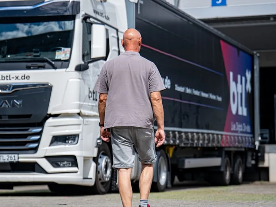 BTL Fahrer auf dem Betriebshof