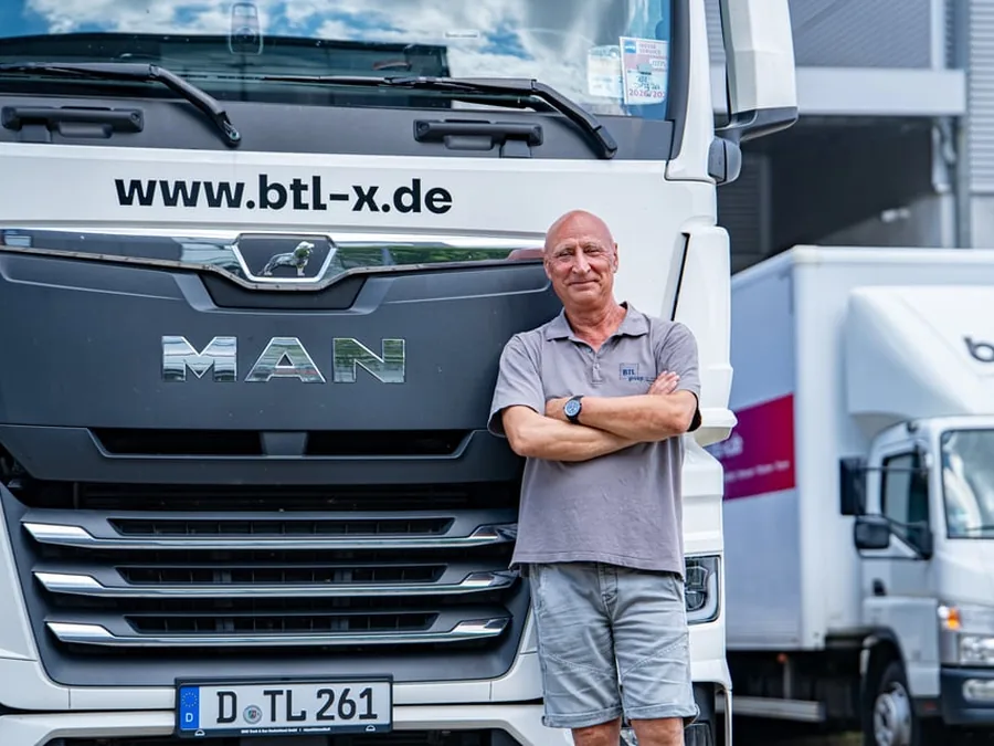 BTL Fahrer vor der Zugmaschine