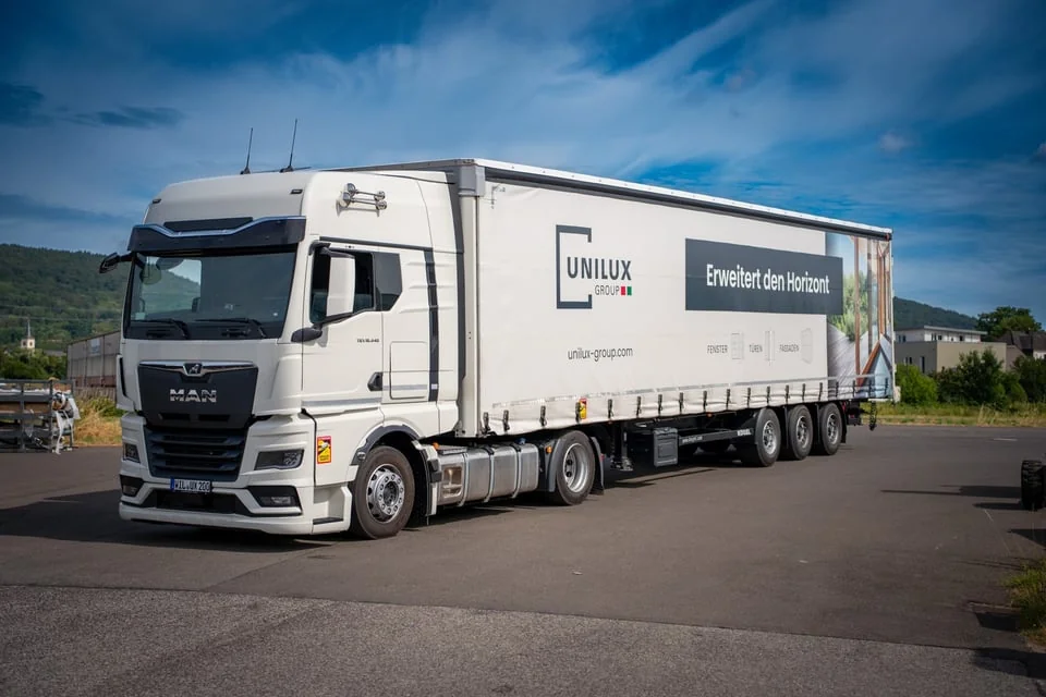 UNILUX LKW mit Markenbeschriftung