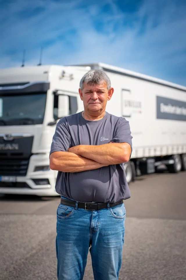 UNILUX Fahrer vor dem LKW