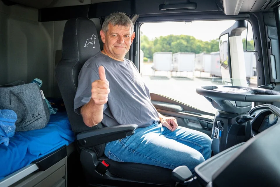 Fahrer im Führerhaus