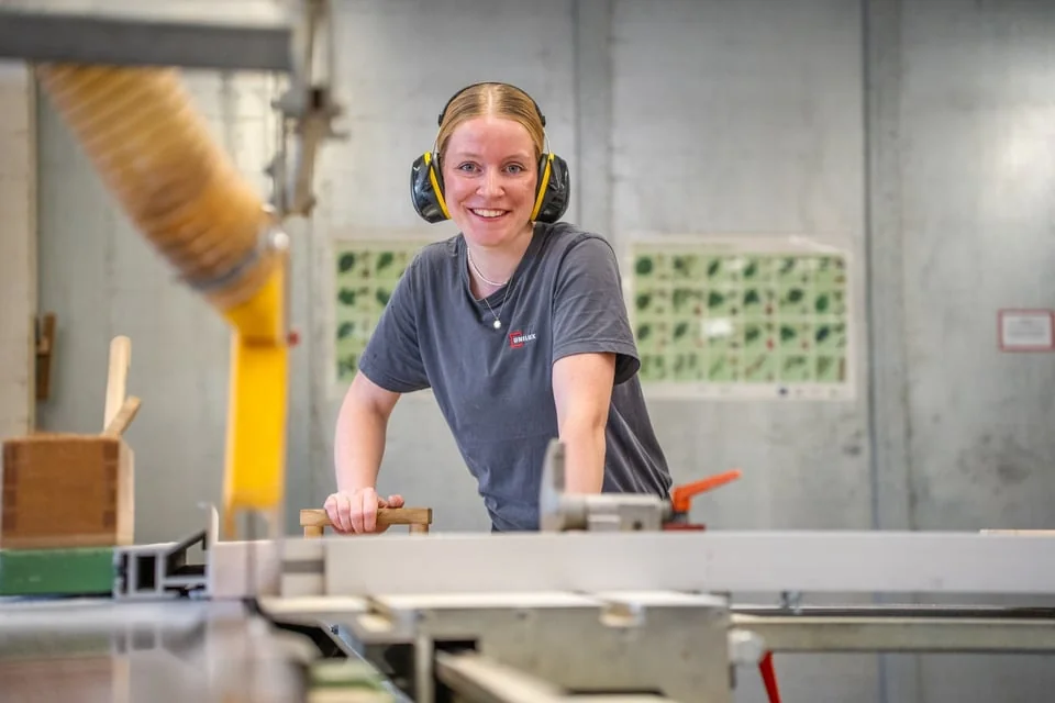 Arbeit an der Maschine mit Gehörschutz