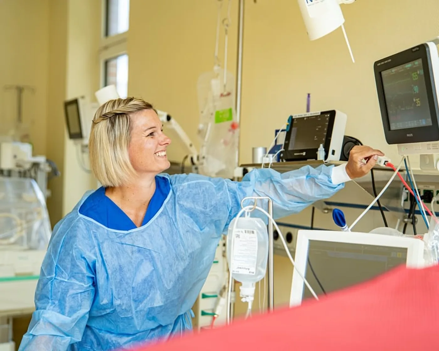 Pflegefachkraft am Monitoring auf der neonatologischen Intensivstation im Klinikum Oldenburg