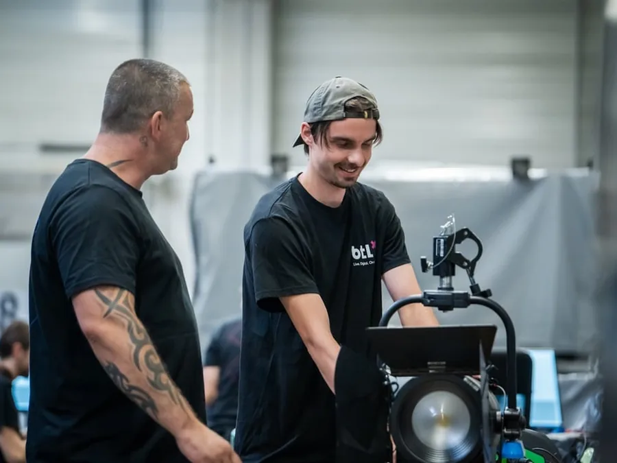 BTL Mitarbeiter bei der Lichttechnik