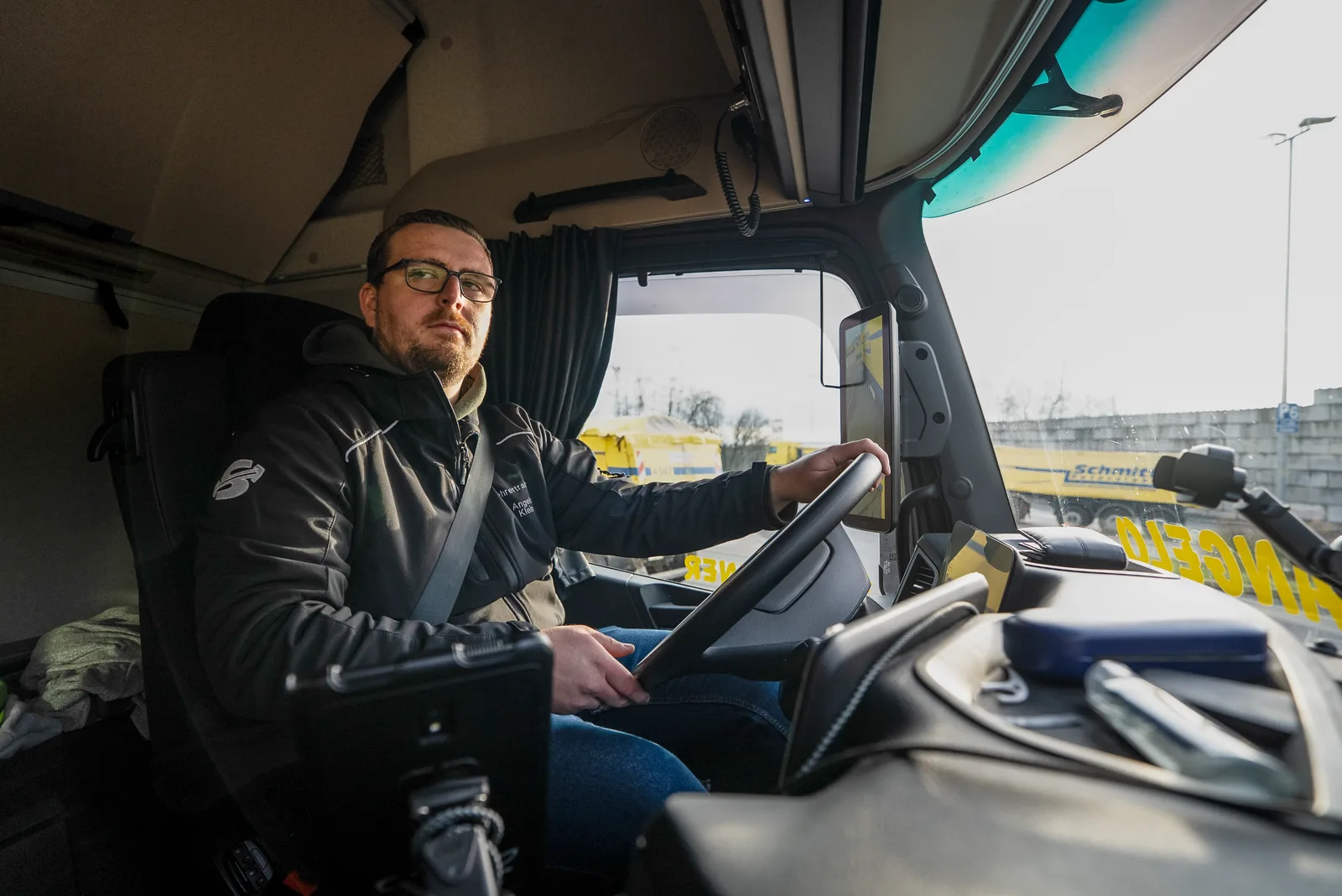 Schmitt Peterslahr Fernverkehrsfahrer im Cockpit