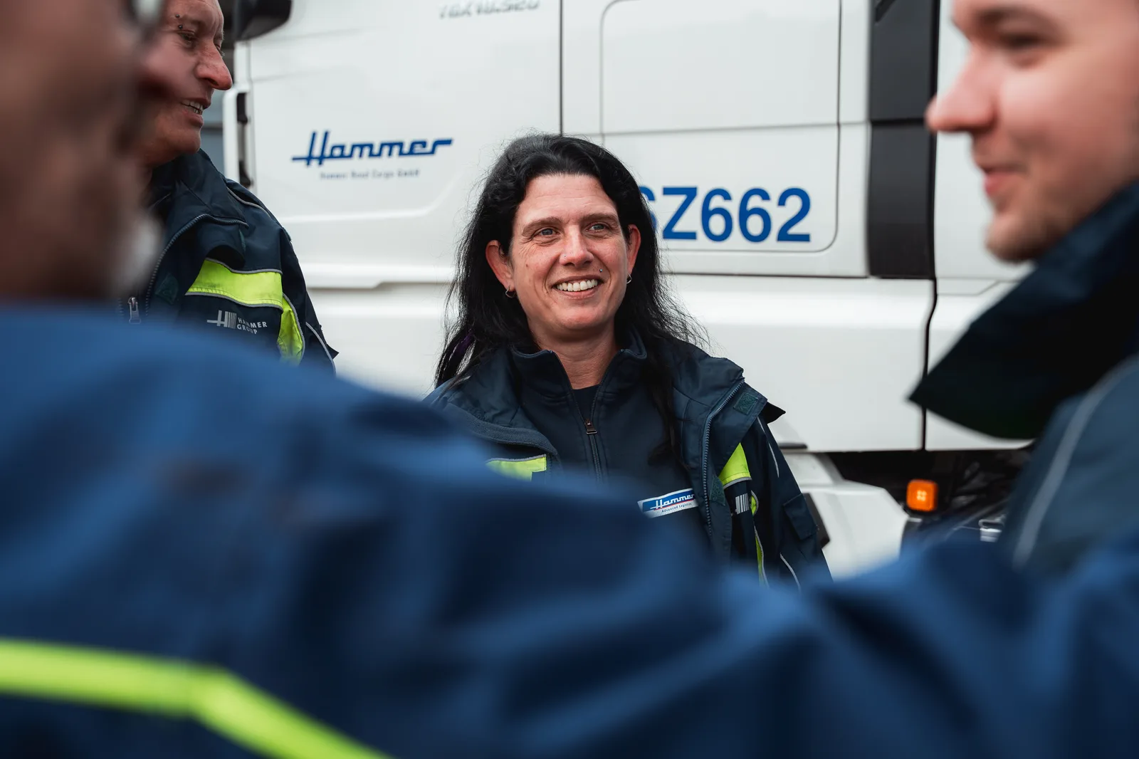 Team bei Hammer im Austausch
