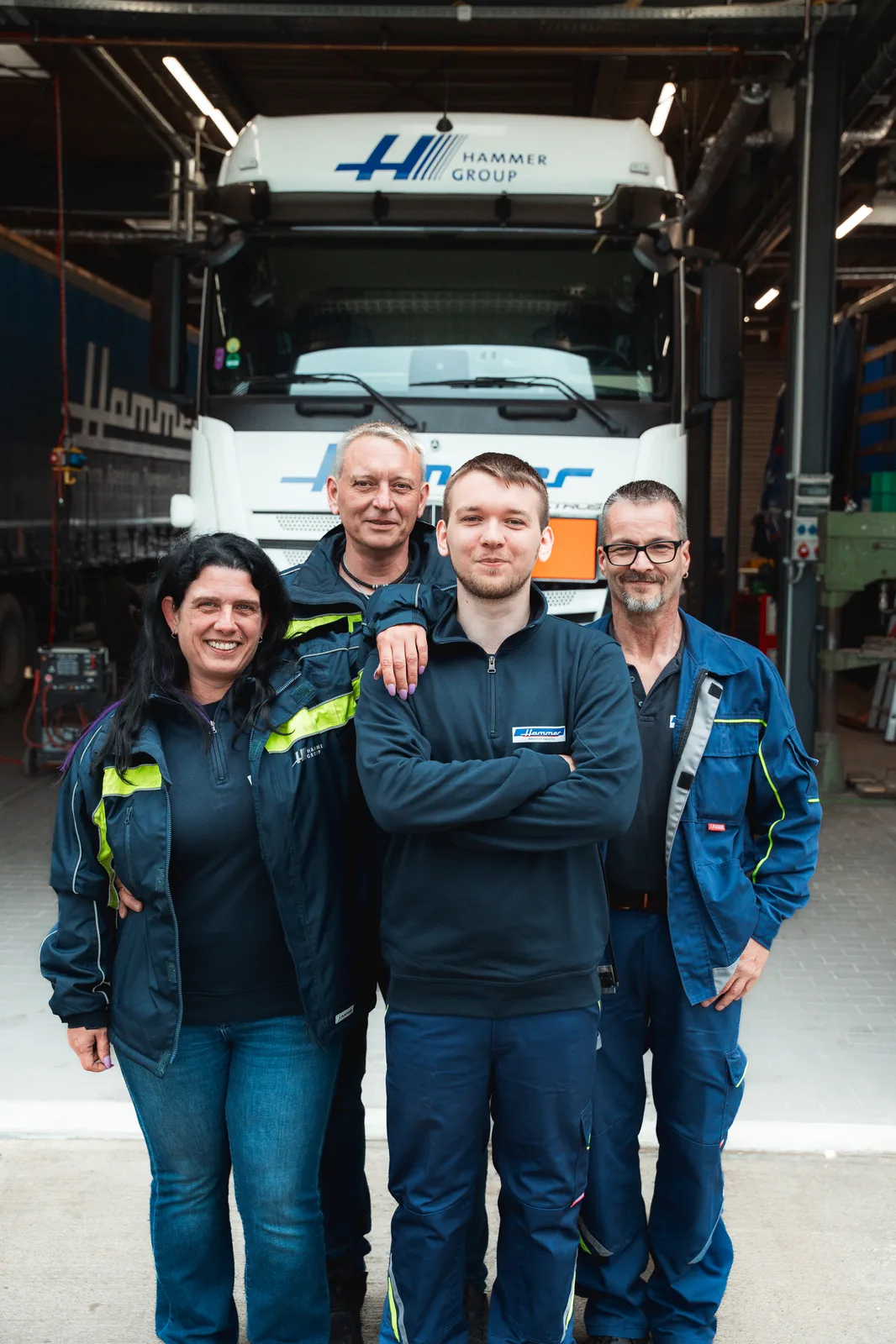 Team vor dem LKW bei Hammer