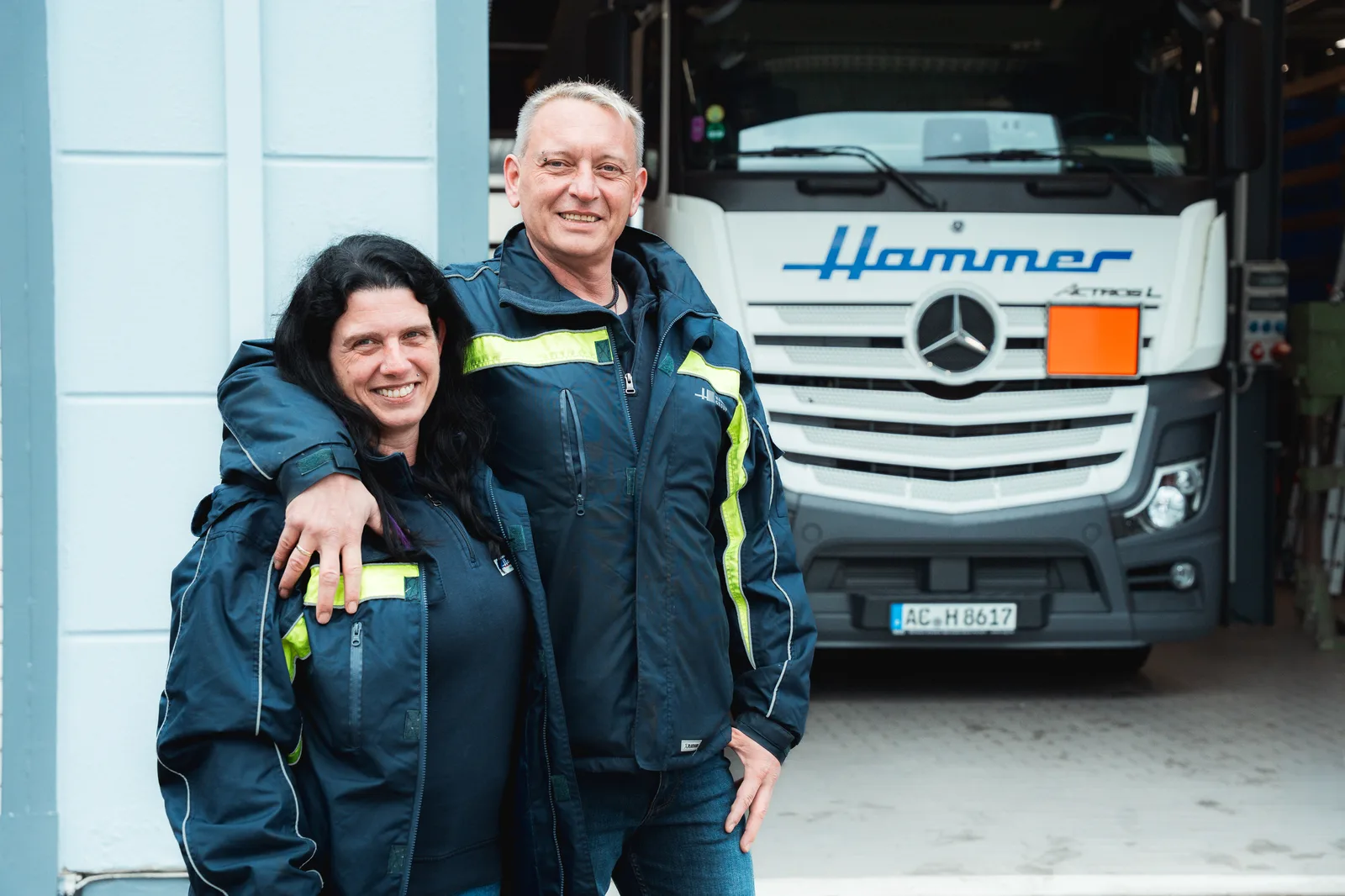Kollegen bei Hammer vor dem LKW