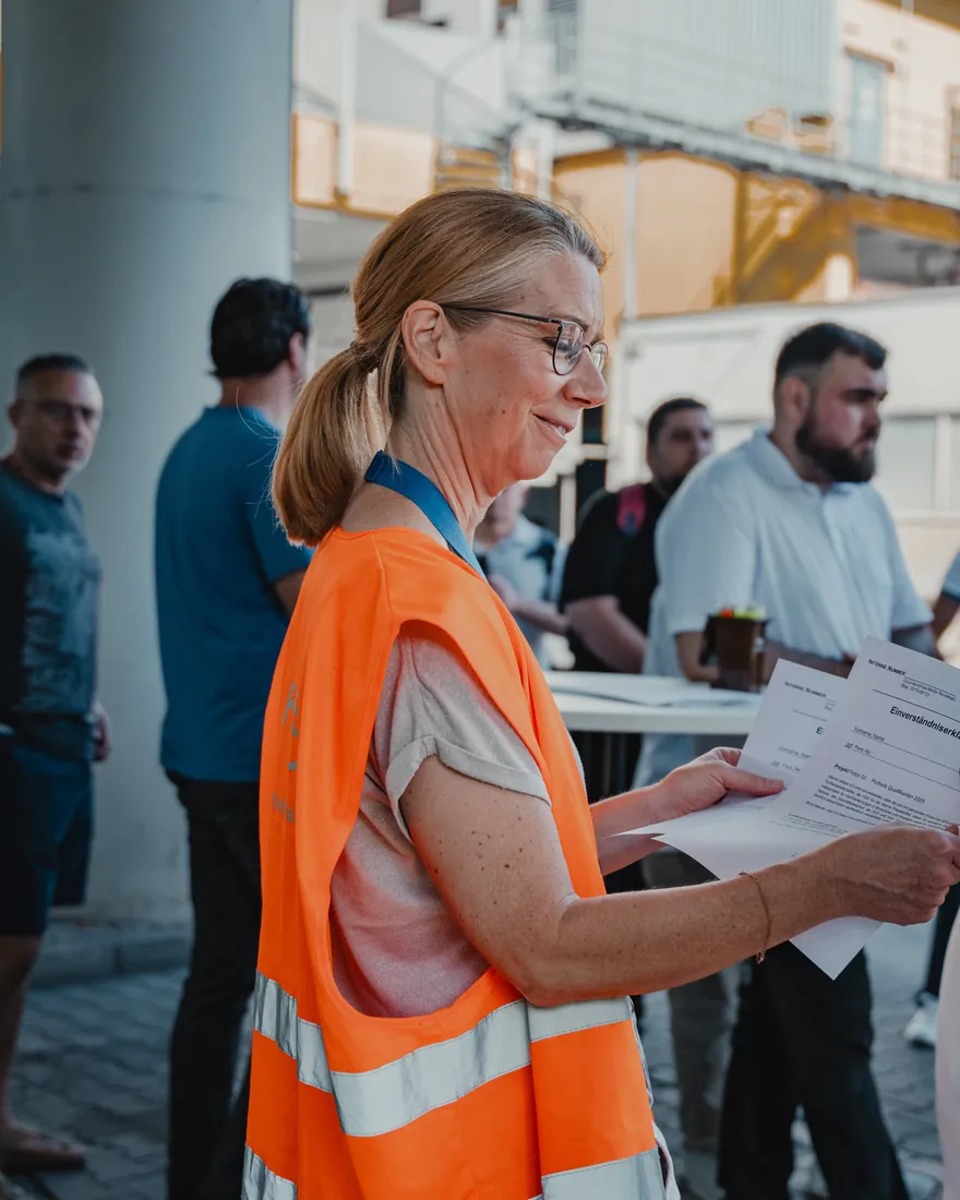 Mitarbeiterin von FES im Gespräch