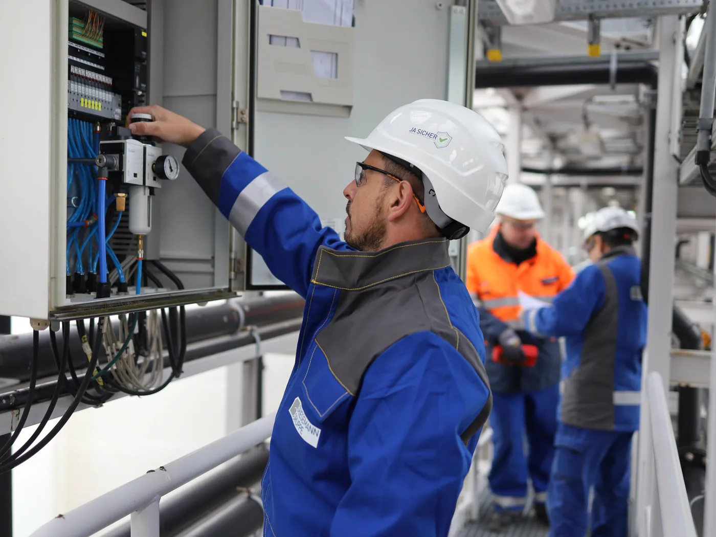 Elektroniker der Griesemann Gruppe an einem Schaltschrank auf der Anlage