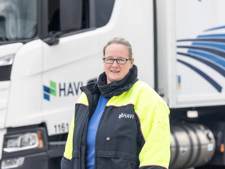 HAVI-Fahrerin vor einem LKW