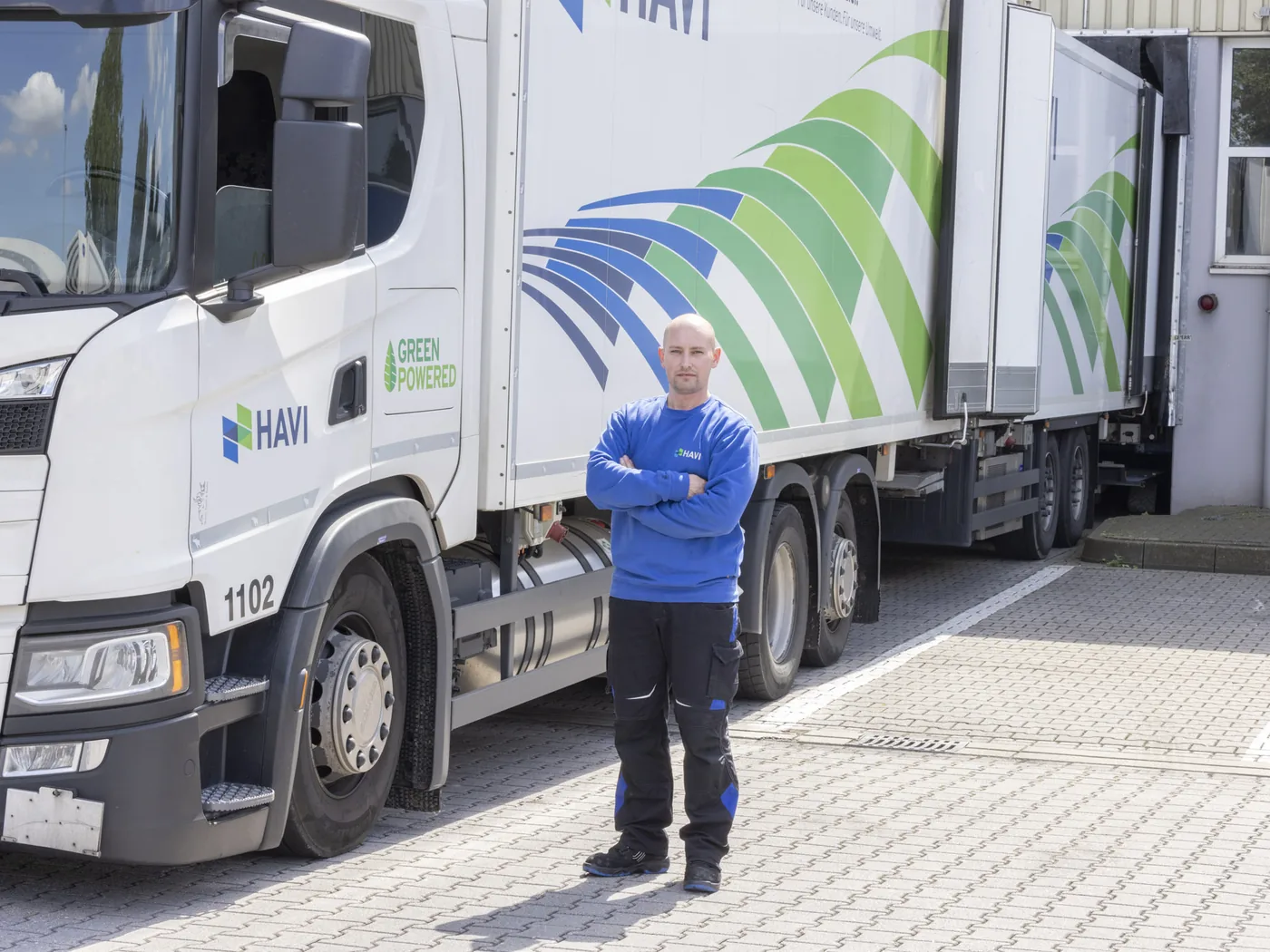 LKW-Fahrer vor einem Scania von HAVI