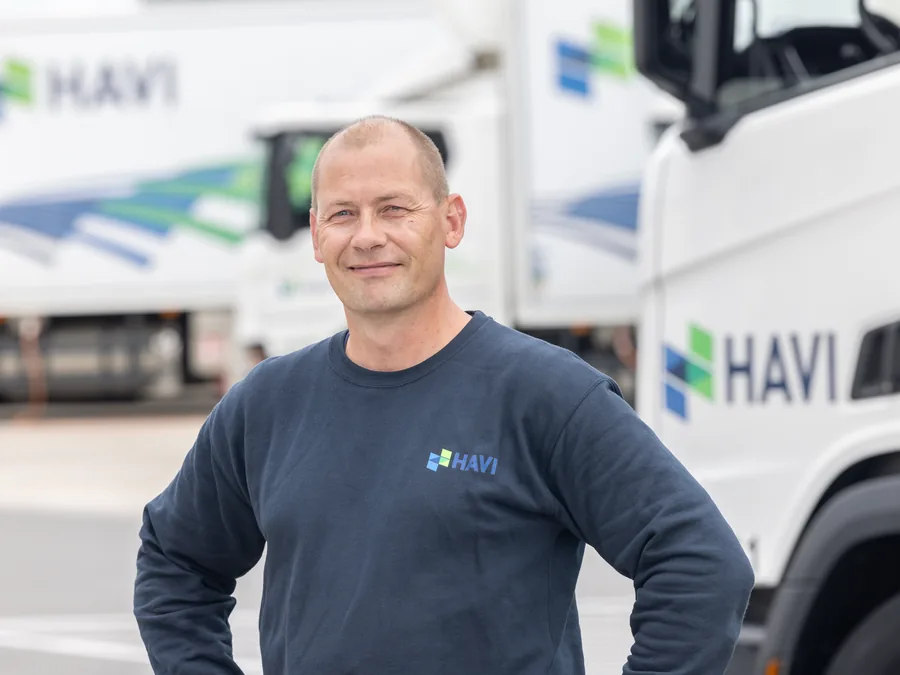 HAVI-Fahrer vor einem LKW