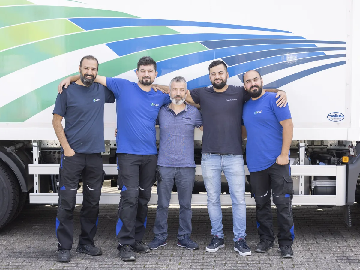 Fahrerteam von HAVI vor einem LKW