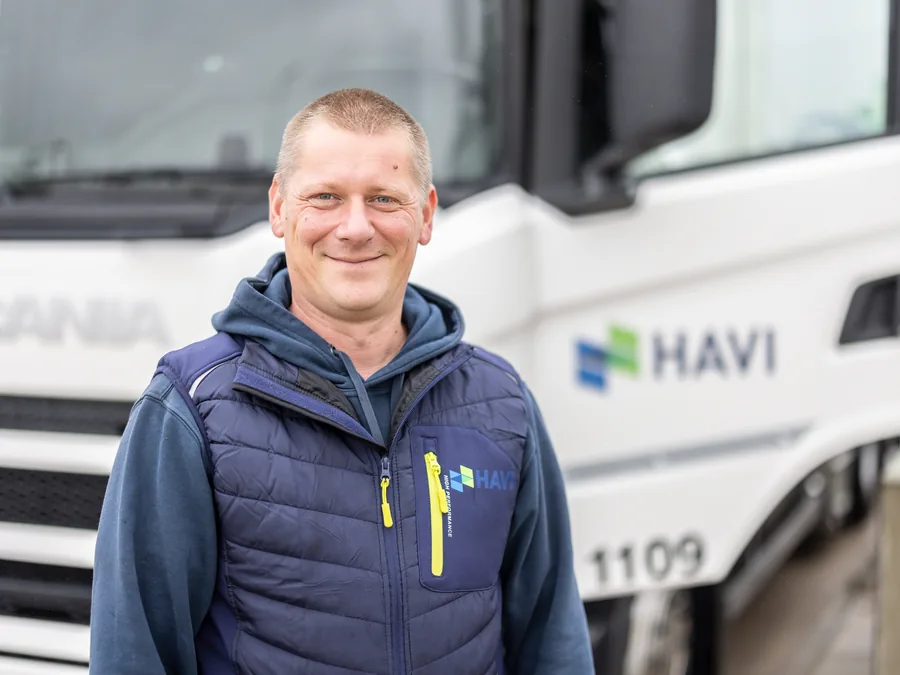 HAVI-Fahrer vor einem Scania