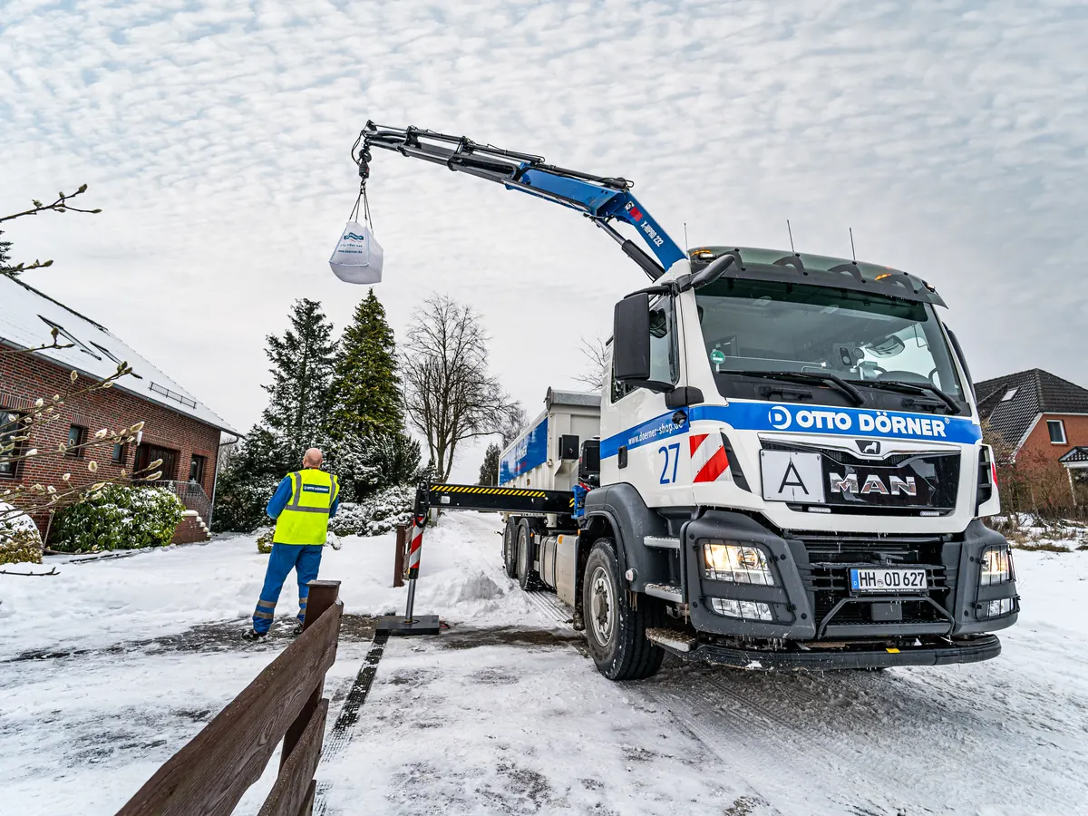 OTTO DÖRNER Lkw mit Ladekran im Einsatz