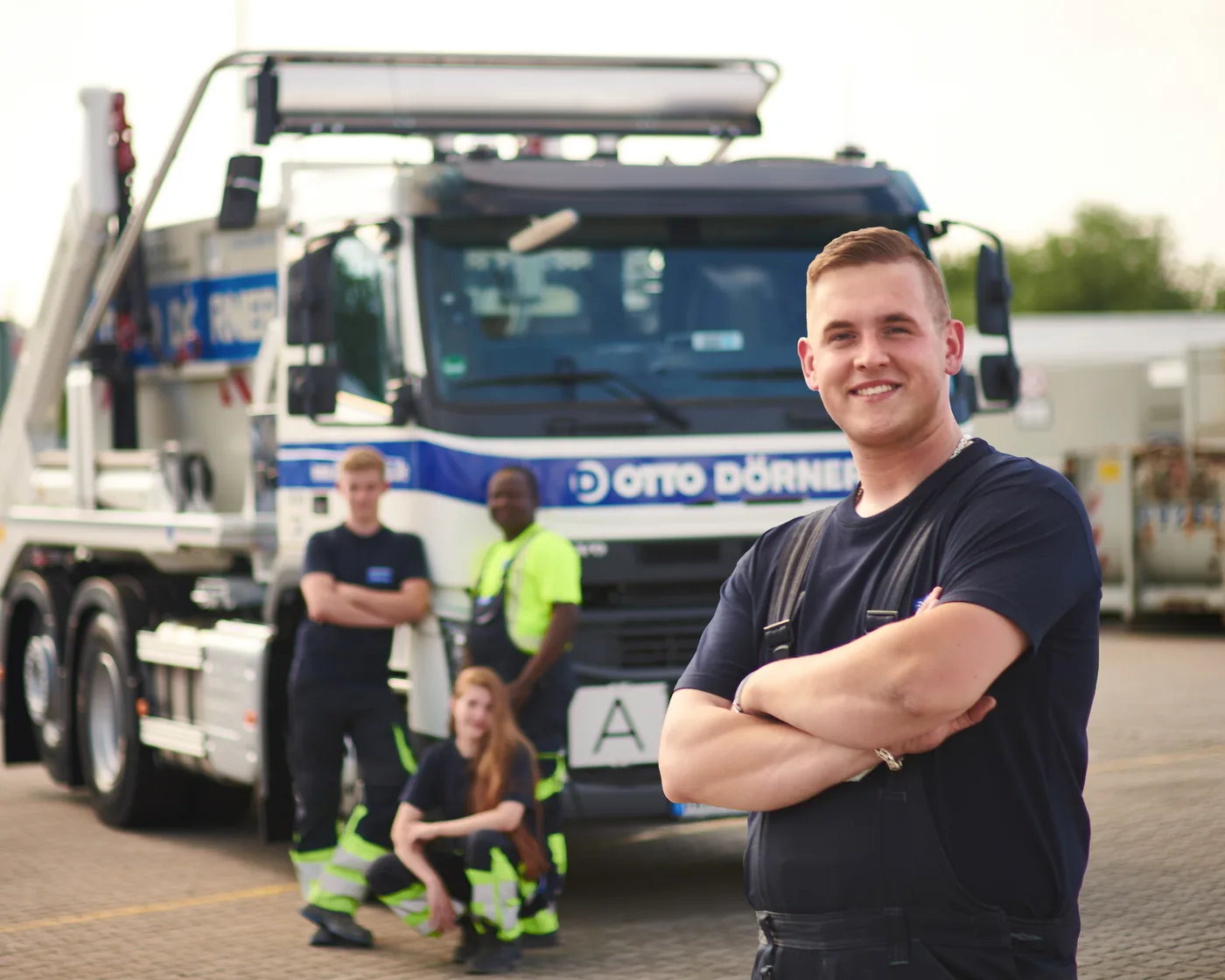 Fahrer und Team von OTTO DÖRNER vor einem Absetzer-Lkw