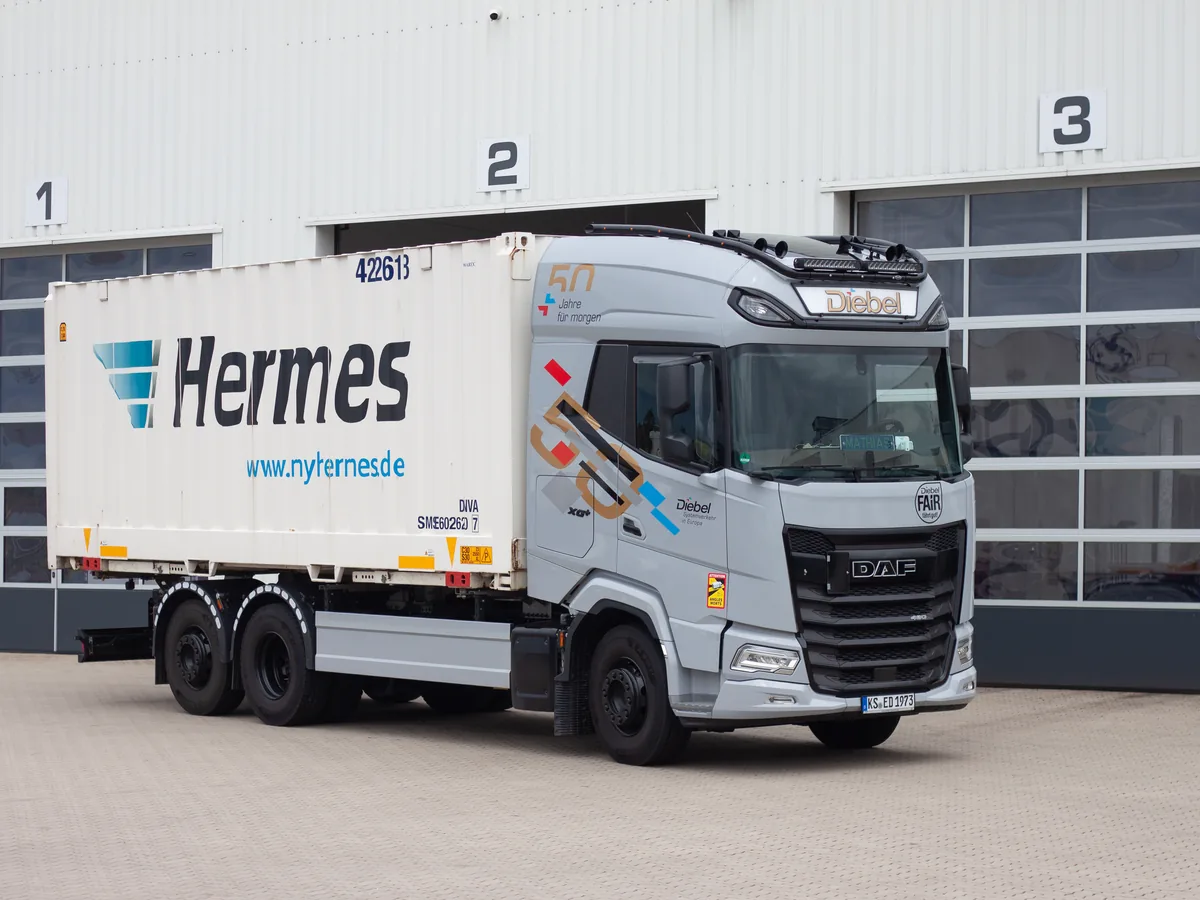 Diebel DAF Lkw mit Hermes Wechselbrücke an der Laderampe
