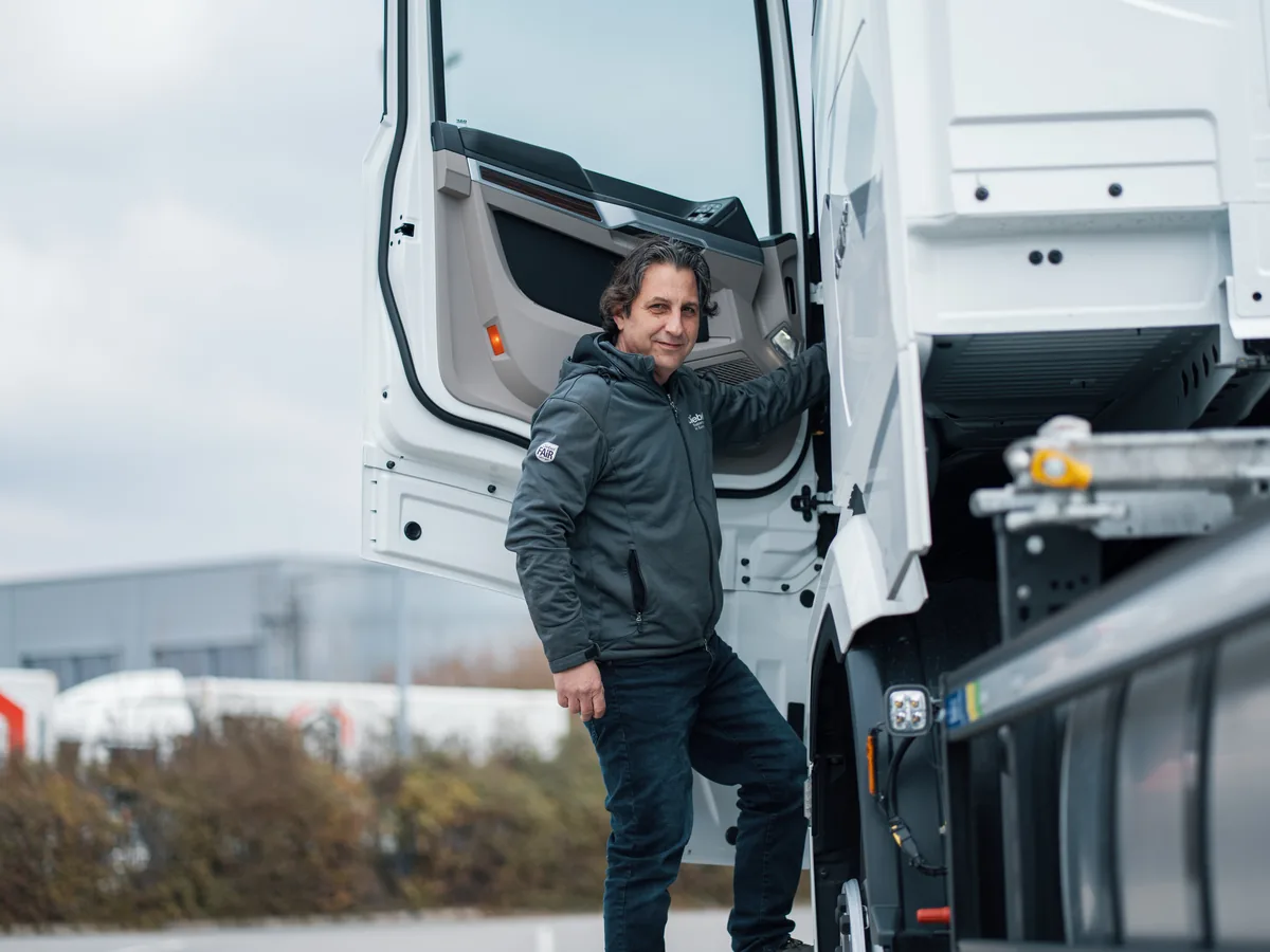 Fahrer steigt in einen Diebel Lkw ein