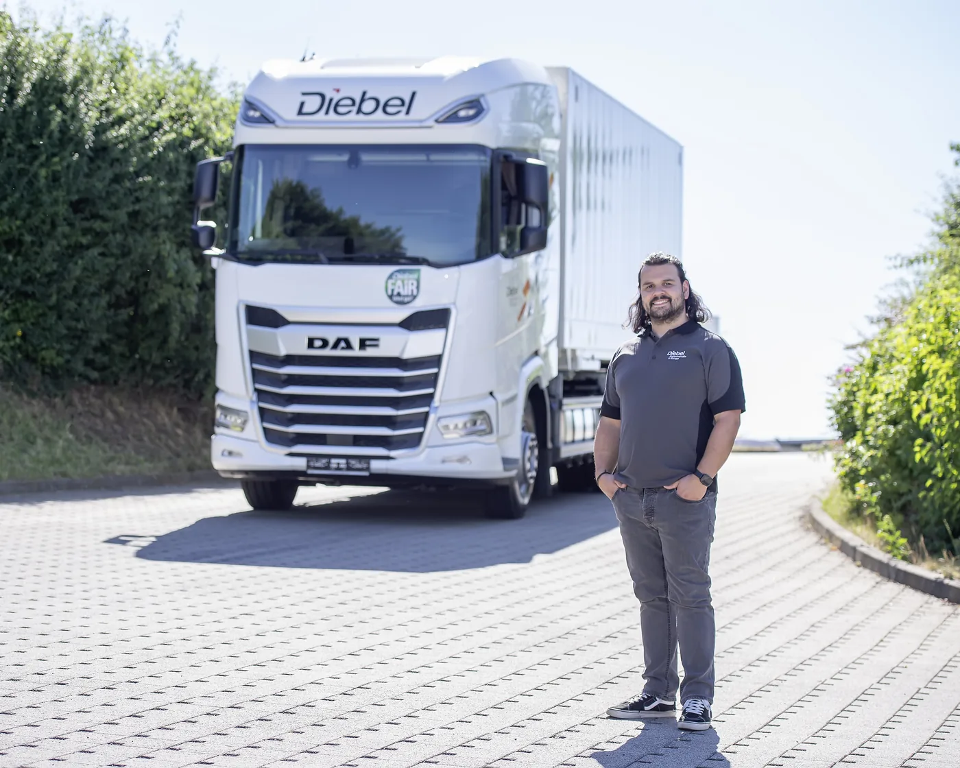 Diebel Fahrer vor einem DAF XF Lkw