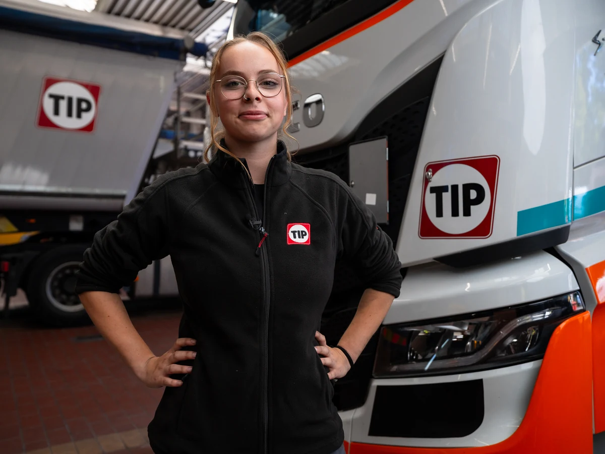 TIP Kollegin in der Werkstatt