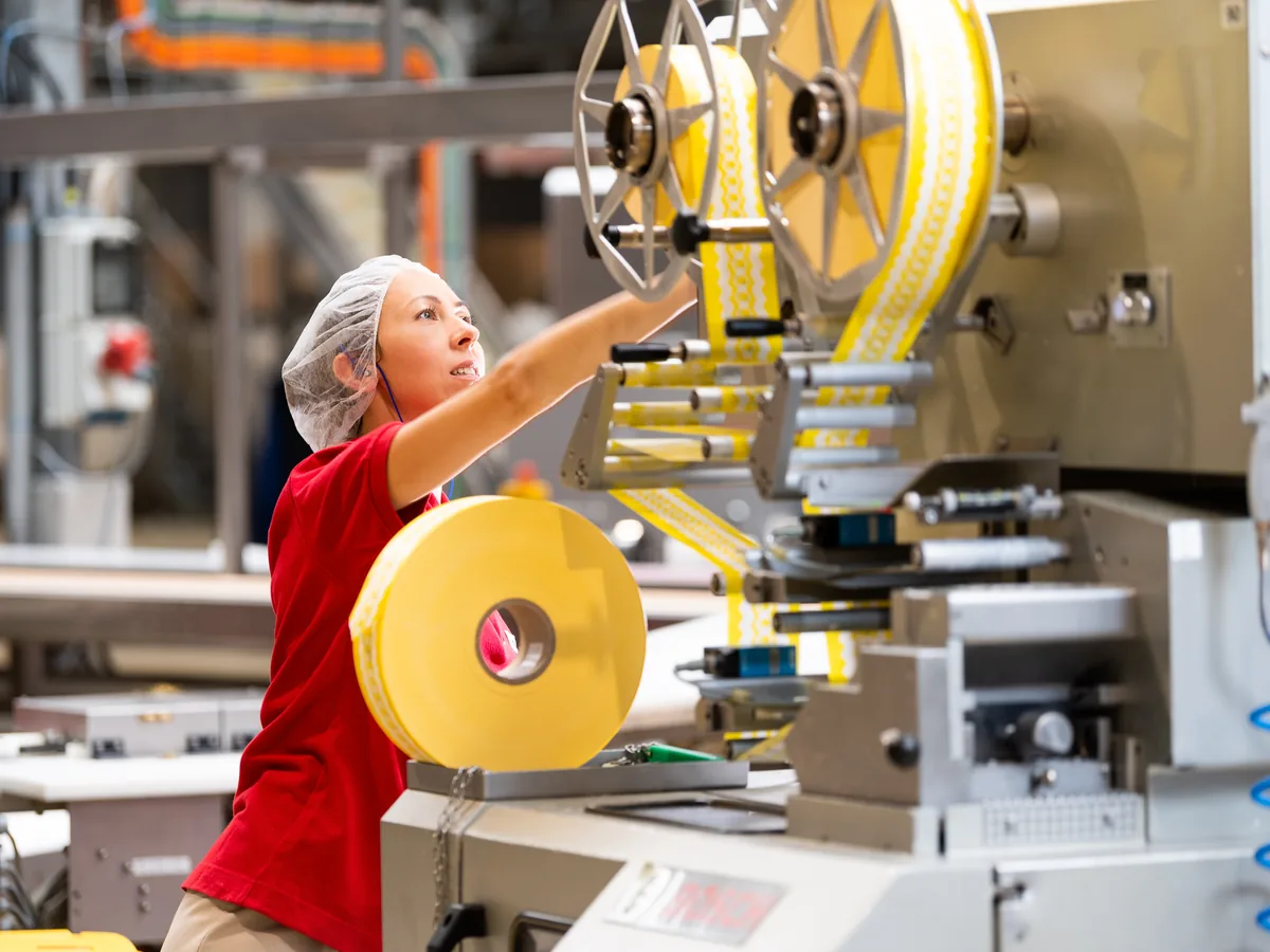 Sweet Tec Mitarbeiterin an der Wickelmaschine