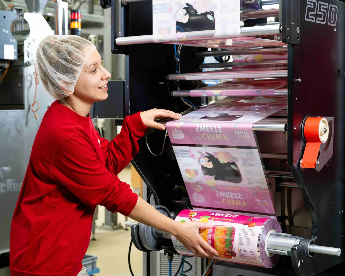 Mitarbeiterin von Sweet Tec an der Schlauchbeutelmaschine