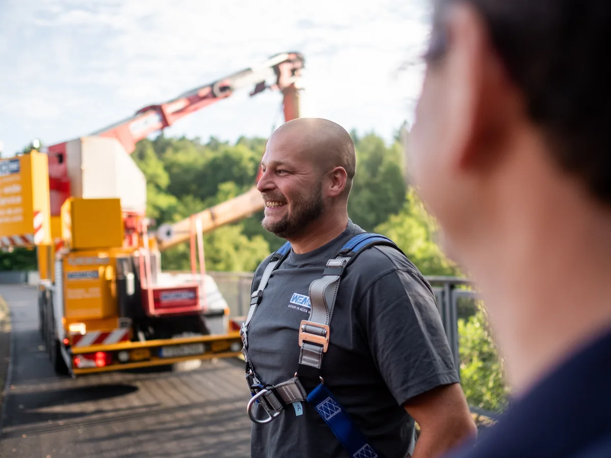 WEMO-tec Mitarbeiter bedient technisches Ger&auml;t