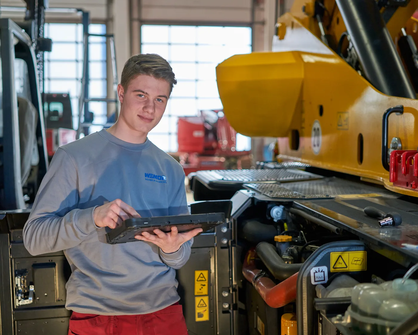 WEMO-tec Servicetechniker bei der Arbeit an einer Arbeitsb&uuml;hne