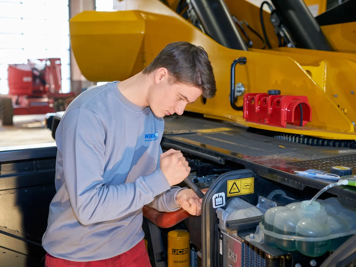 WEMO-tec Servicetechniker bei der Wartung eines Motors
