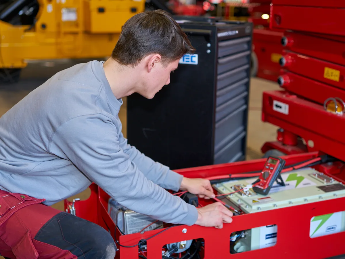 WEMO-tec Servicetechniker bei der Arbeit an der Elektrik