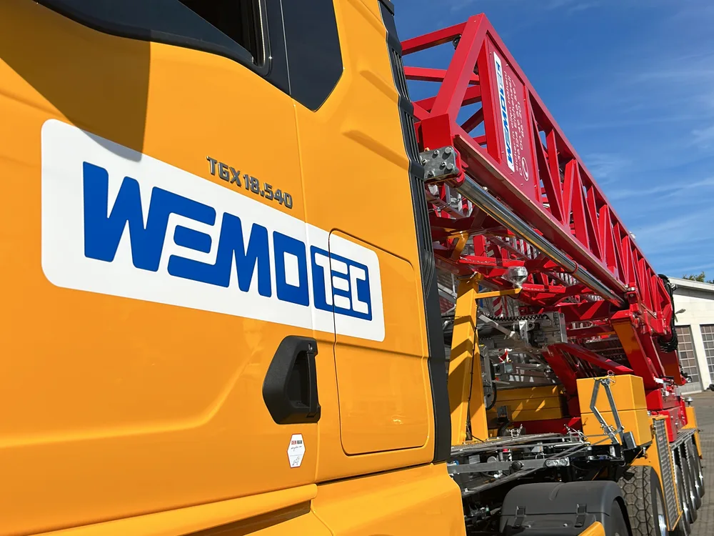 WEMO-tec Fahrzeug mit Firmenlogo