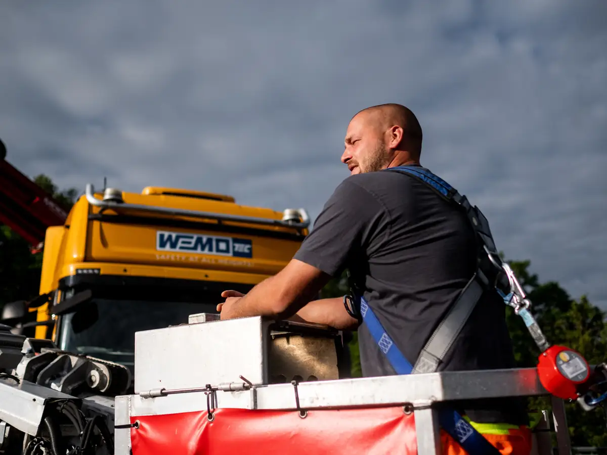 WEMO-tec LKW-Fahrer neben Fahrzeug mit Firmenlogo