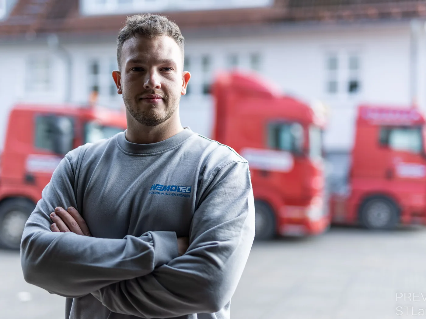 WEMO-tec Mitarbeiter auf dem Ger&uuml;st mit Ausblick