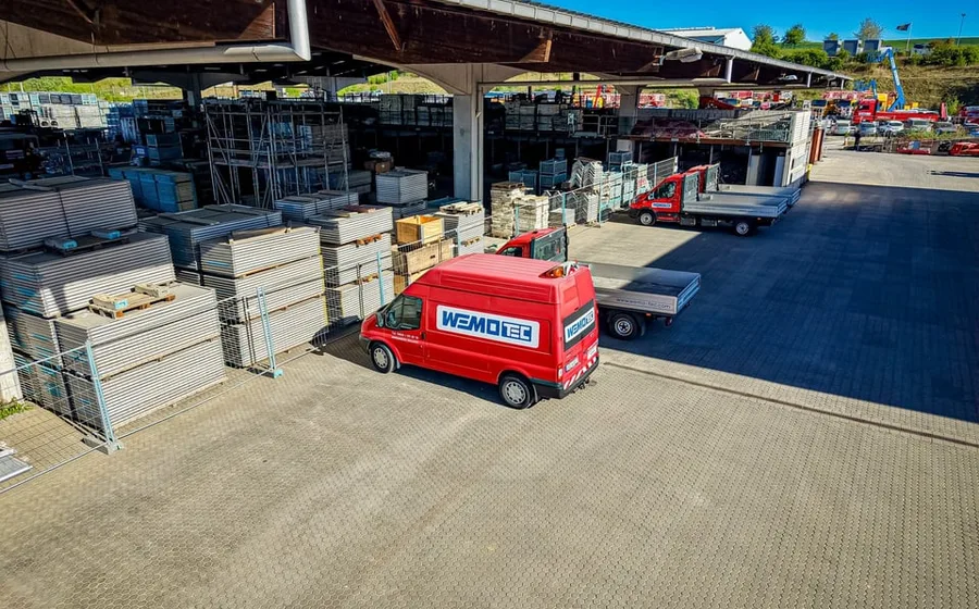 WEMO-tec Fahrzeuge und Lagerfläche auf dem Betriebshof