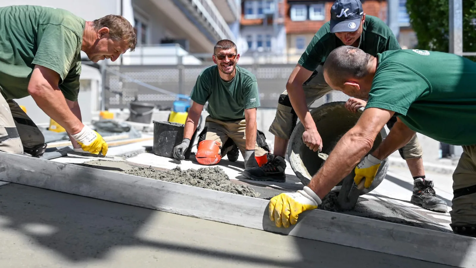 Das EPOWIT Team gut gelaunt bei der Arbeit auf der Baustelle