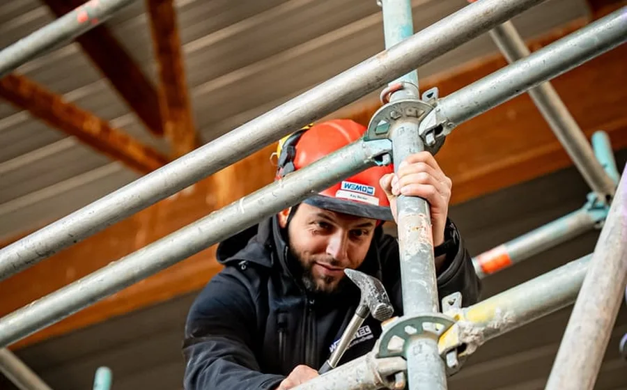 Arbeiten am Gerüst mit Hammer