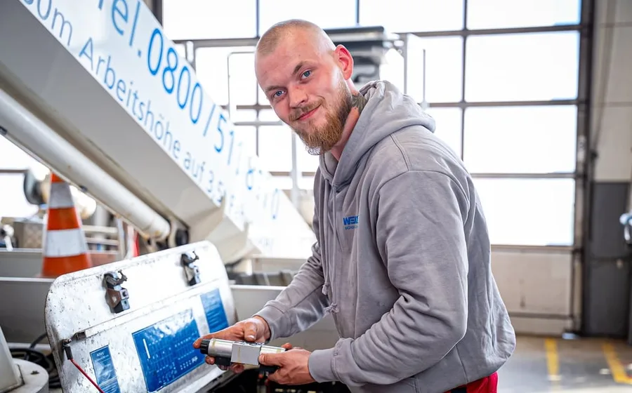 Servicetechniker mit Messgerät an der Maschine
