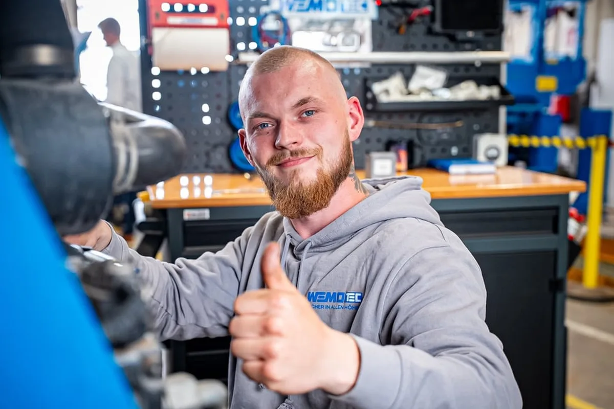 WEMO-tec Servicetechniker mit Daumen hoch in der Werkstatt