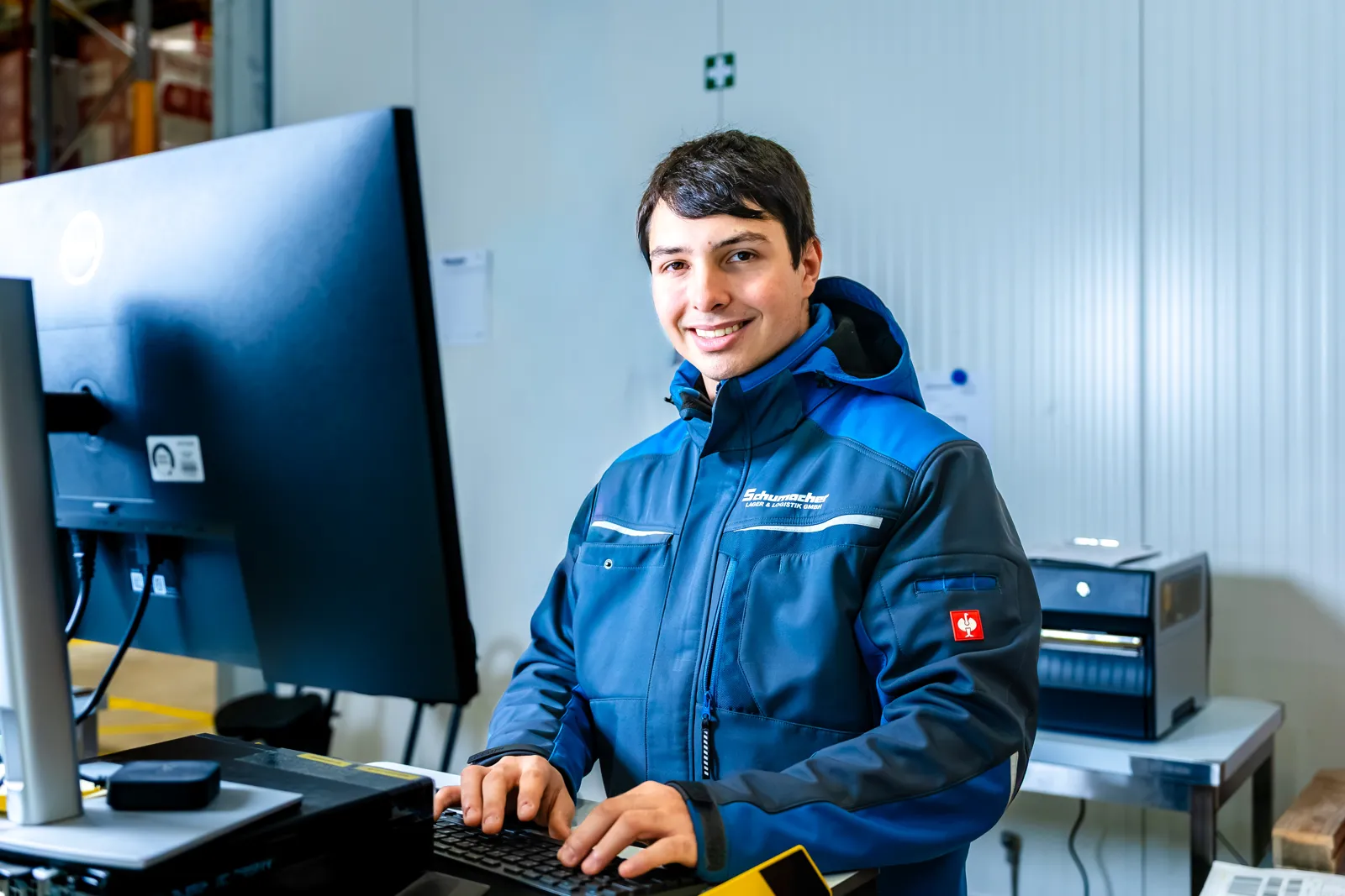 Mitarbeiter am PC im Lager von Schumacher