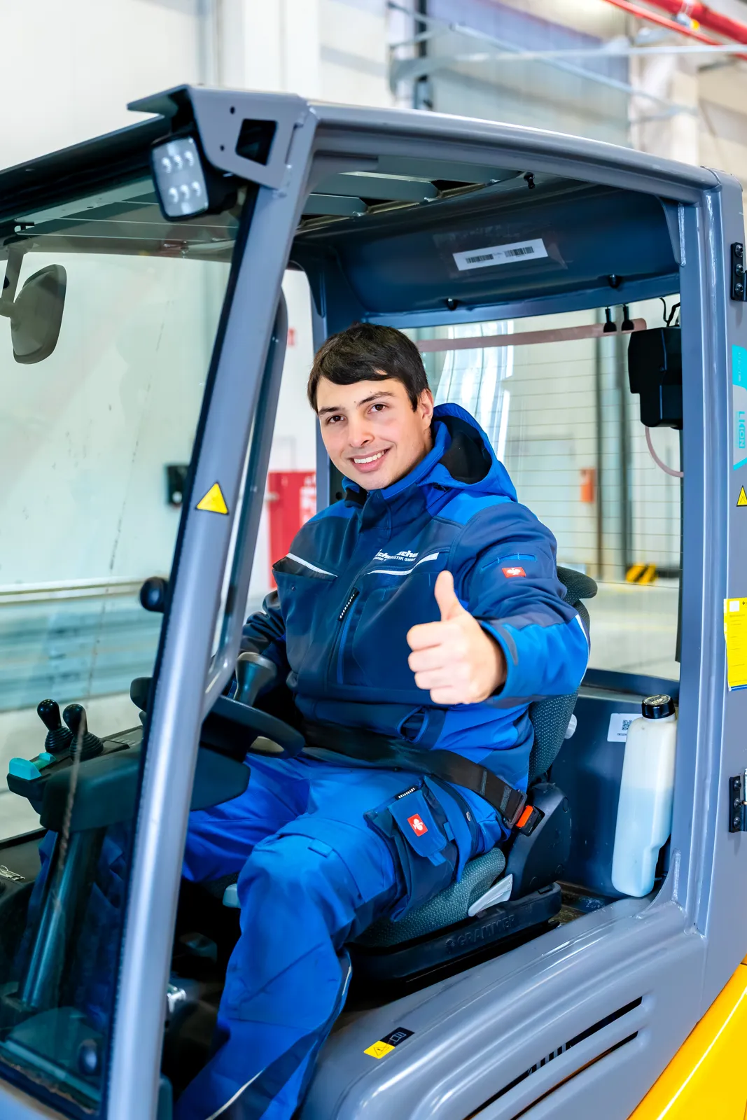 Staplerfahrer mit erhobenem Daumen