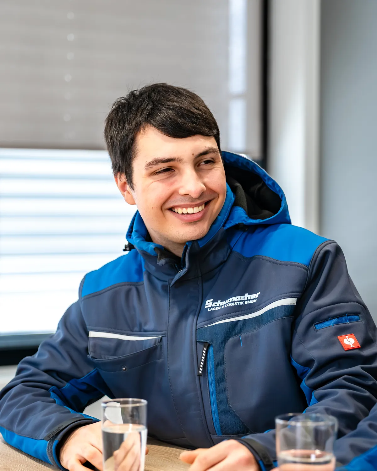 Lachender Mitarbeiter im Team von Schumacher