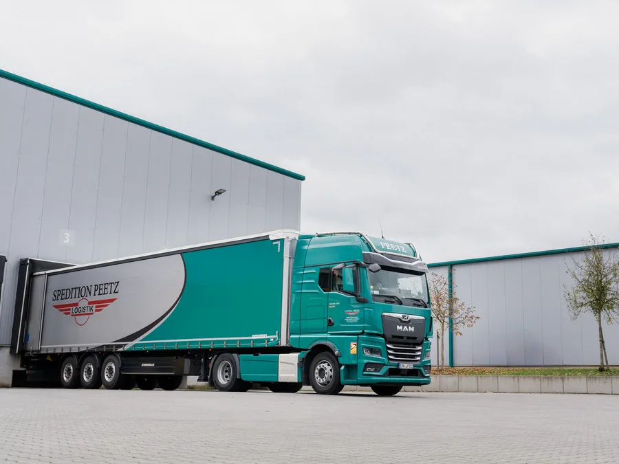 LKW von Ludwig Peetz Spedition an der Laderampe