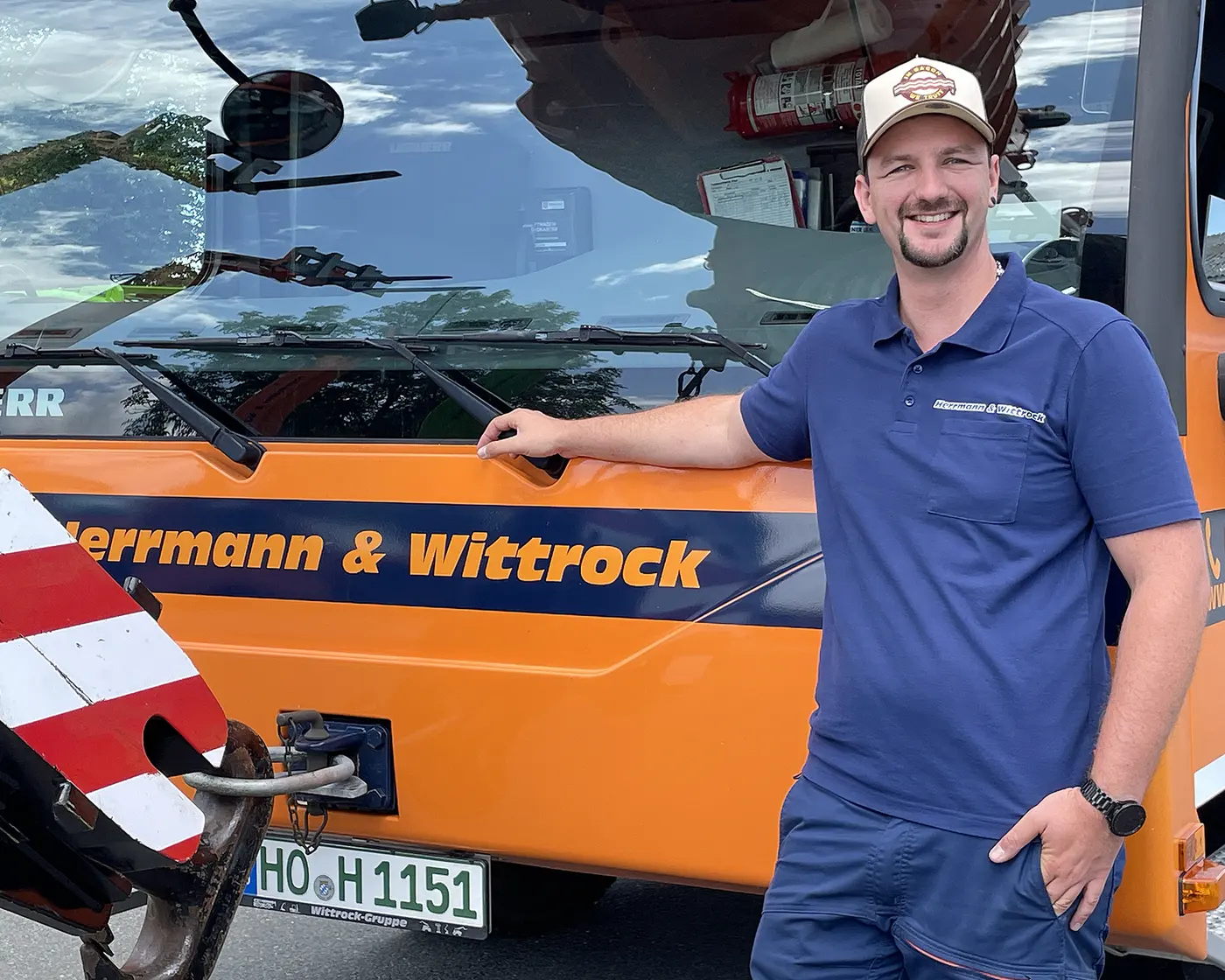 Kranfahrer von Herrmann & Wittrock vor seinem Autokran