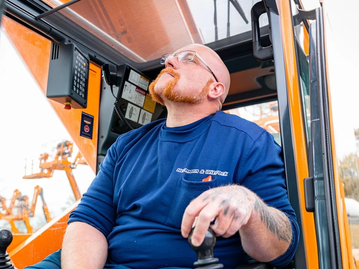 Kranfahrer von Herrmann & Wittrock in der Krankabine