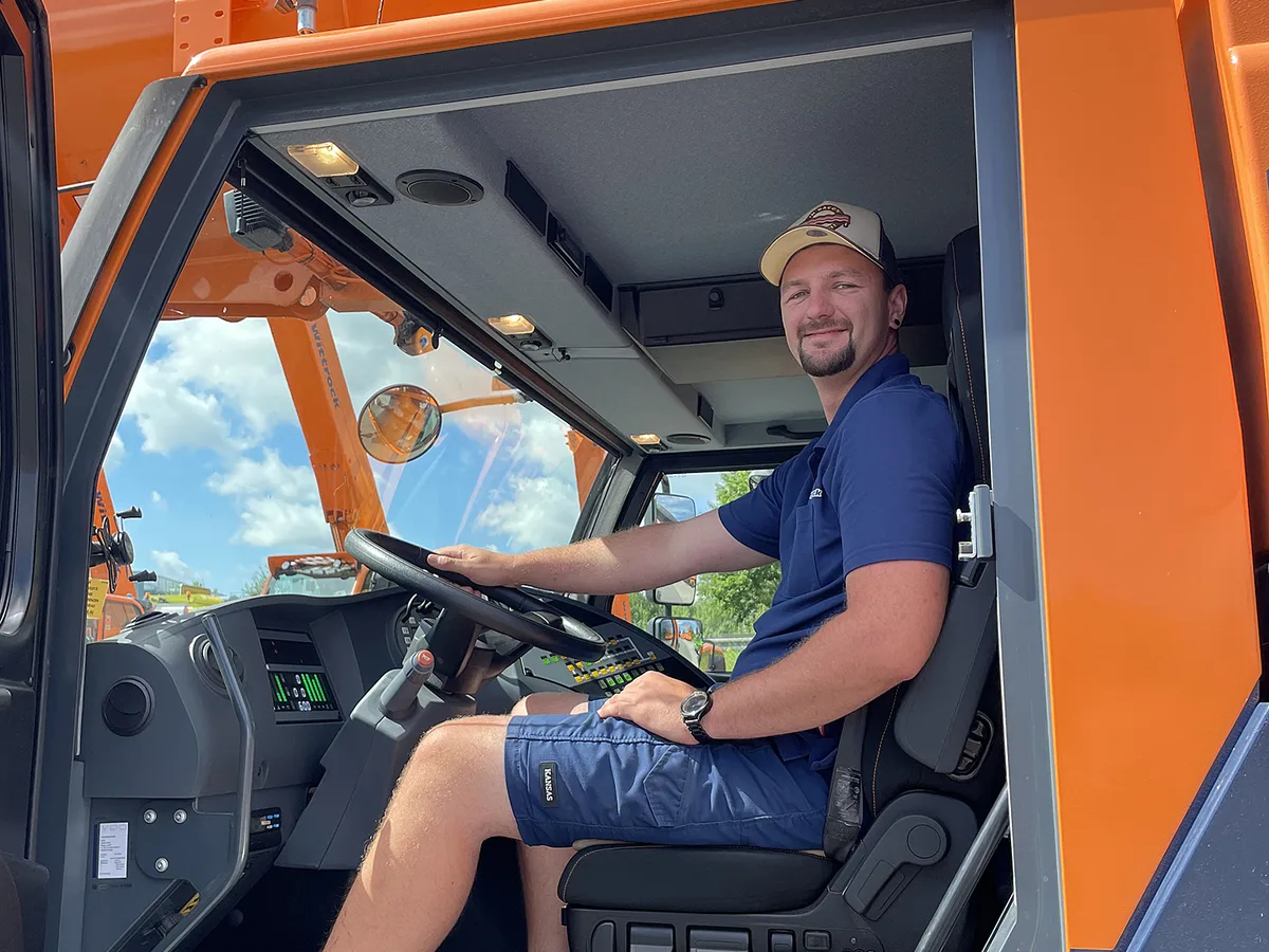 Kranfahrer von Herrmann & Wittrock am Steuer seines Autokrans