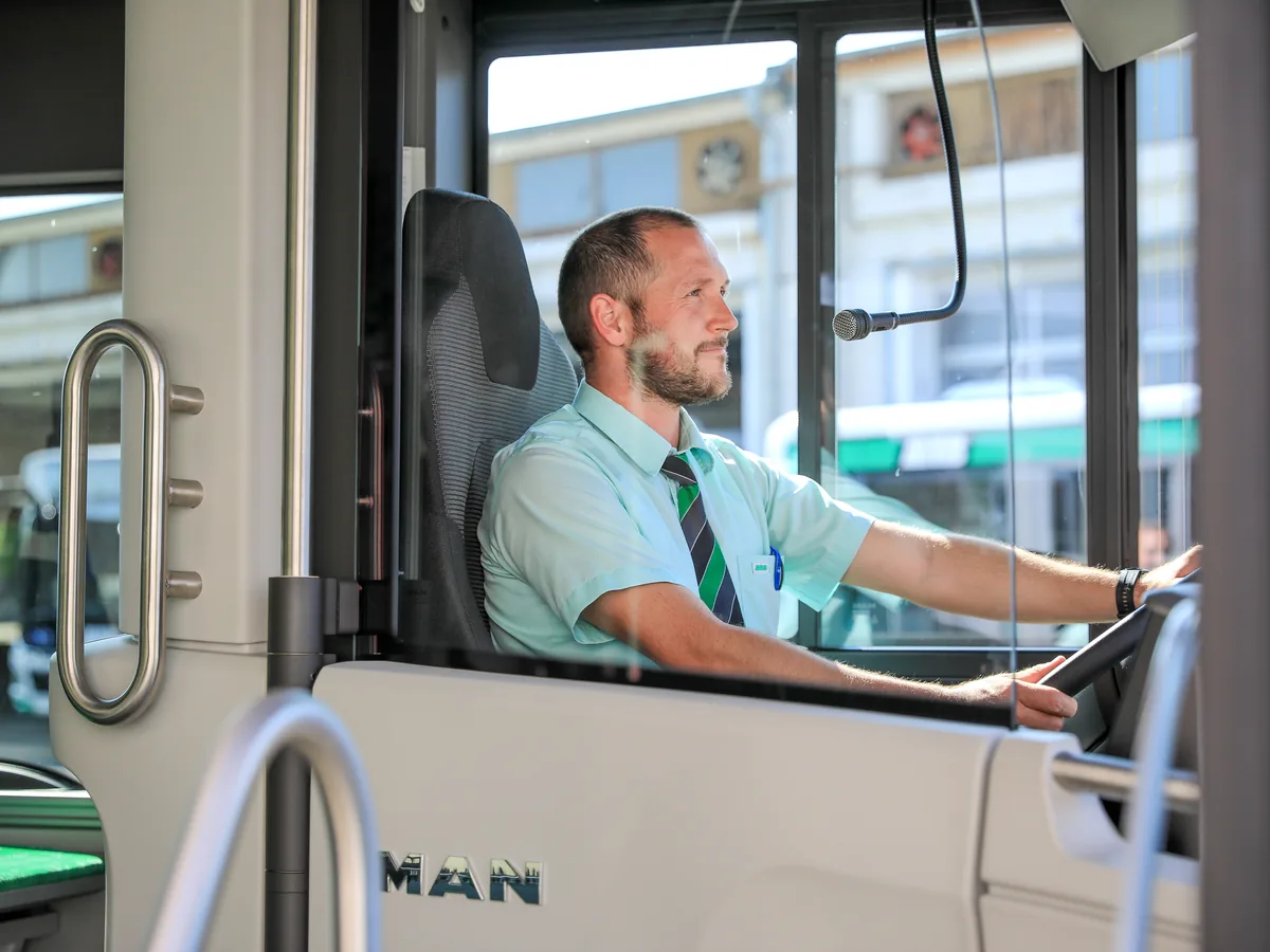 Busfahrer der MVB am Steuer