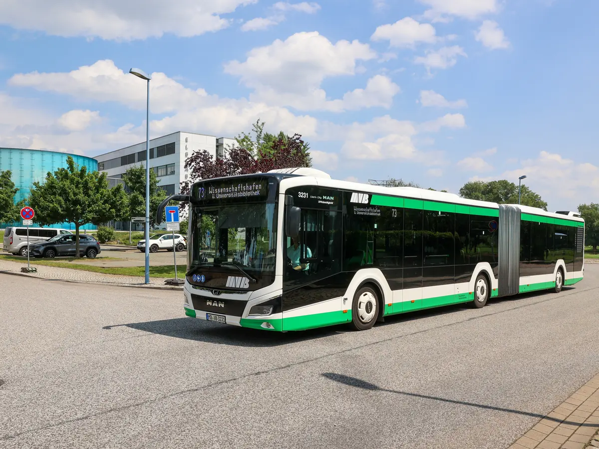 MVB-Gelenkbus der Linie 73 am Wissenschaftshafen